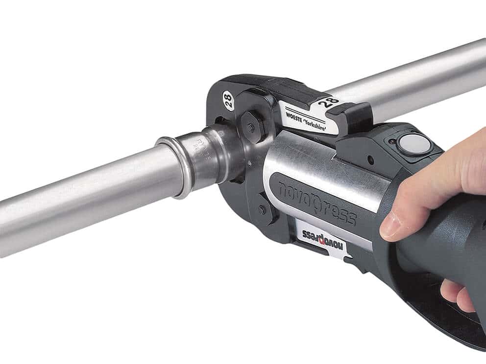 KAN-therm - Система Steel Sprinkler - Шаг 6 - Установите соответствующую пресс-клещи на фитинг и выполните опрессовку.